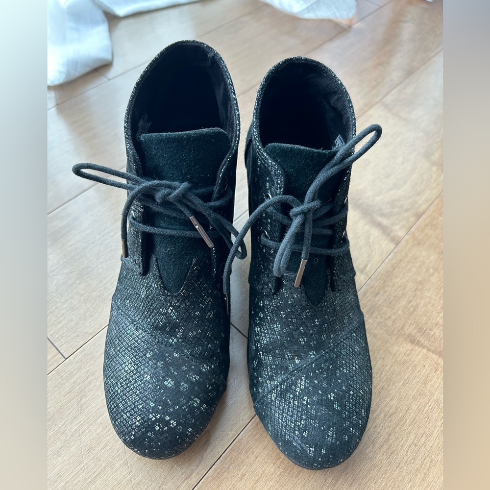 Toms Wedge Ankle Bootie - Black (size w9)